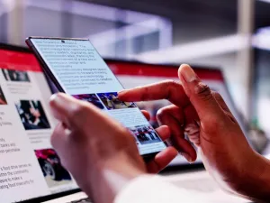 journalist using social media