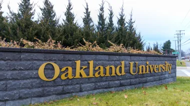 Oakland University sign on campus in Rochester Michigan (Chad Robertson Media / Shutterstock.com)