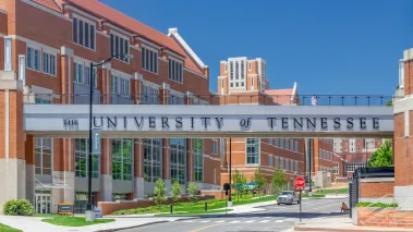 Entrance and walkway on the campus of University of Tennessee in Knoxville (Image via Shutterstock.com)