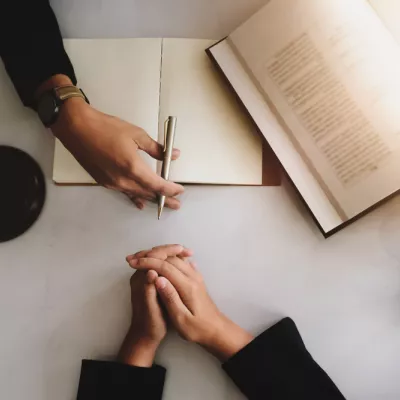 lawsuit justice lawyers plaintiff defendant in courtroom