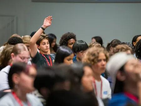 Student raises hand at FIRE Free Speech Leadership Summit in 2024