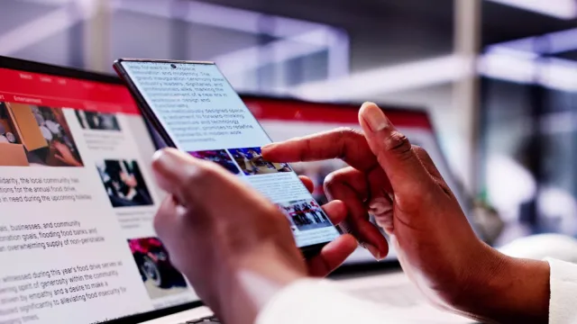 journalist using social media